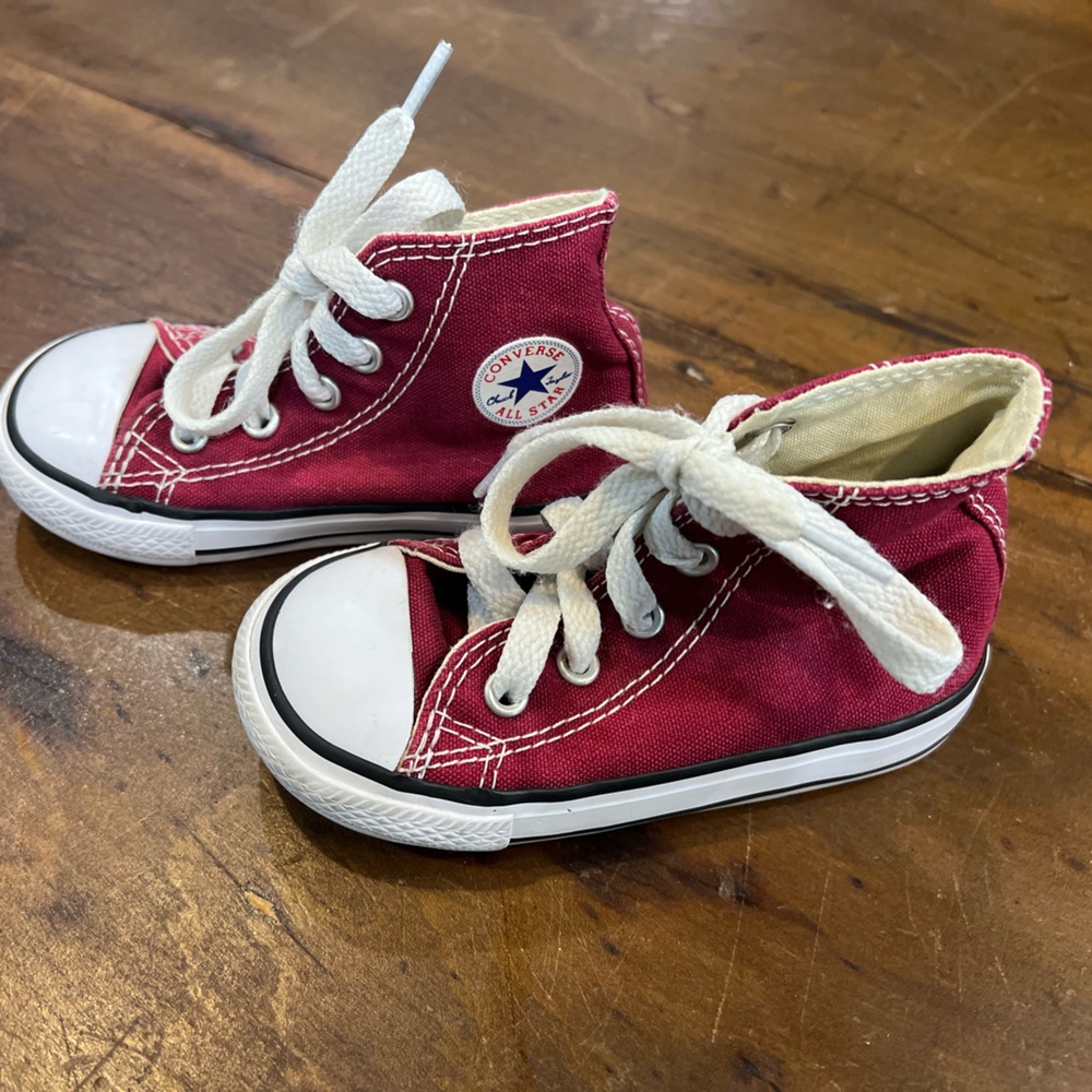 Toddler converse sz 6 burgundy
